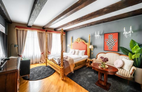Bed, TV and multimedia, Bedroom