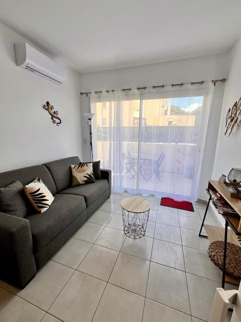 Living room, Seating area, air conditioner
