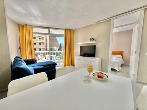 Communal lounge/ TV room, TV and multimedia, Living room, Dining area