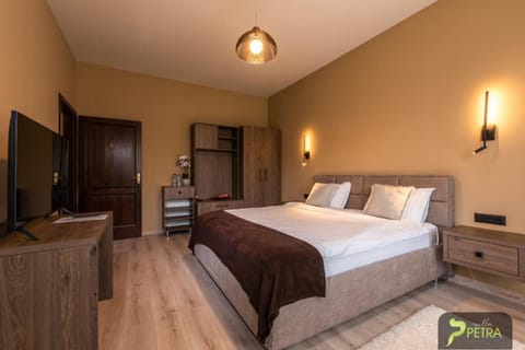 Bed, TV and multimedia, Photo of the whole room, Bedroom, internet, wardrobe