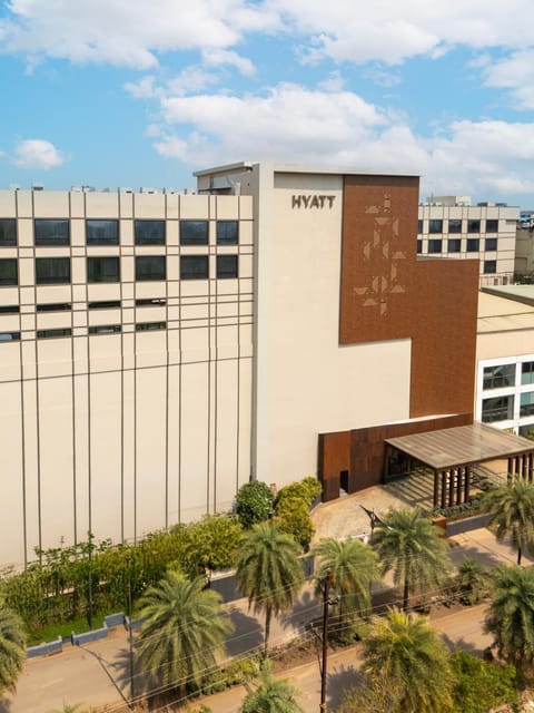 Property building, Facade/entrance, Day, Other, Parking