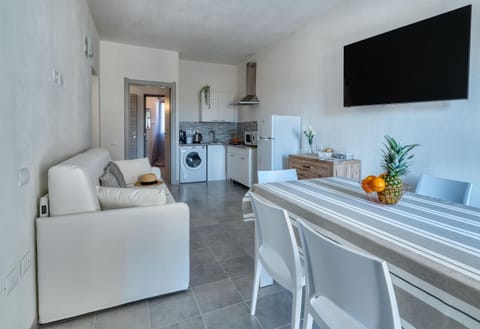 TV and multimedia, Kitchen or kitchenette, Living room, Seating area, Dining area, stove