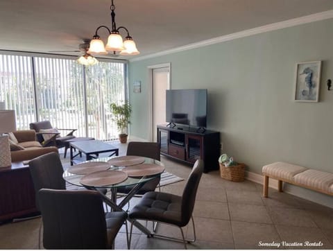 Communal lounge/ TV room, TV and multimedia, Living room, Seating area, Dining area