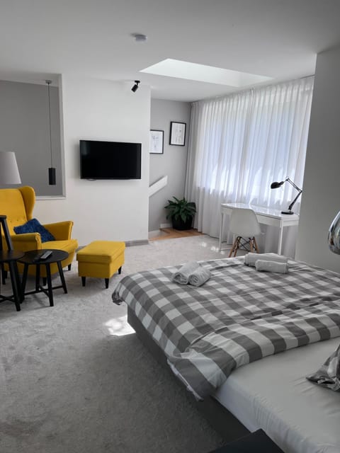 Bed, TV and multimedia, Bedroom
