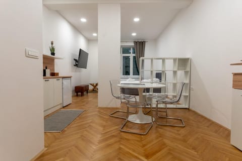 TV and multimedia, Kitchen or kitchenette, Seating area, Dining area