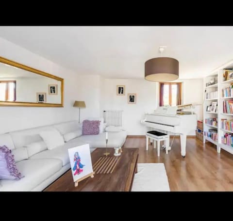Library, Living room, Seating area