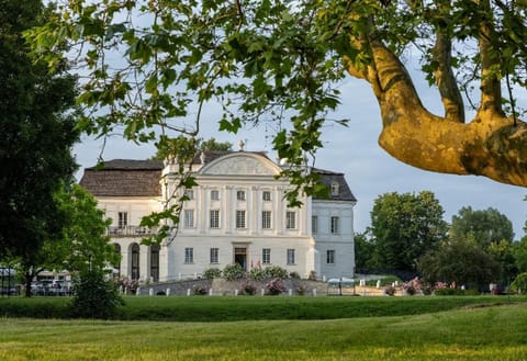 Property building, Nearby landmark, Day, Garden, Garden view, Landmark view