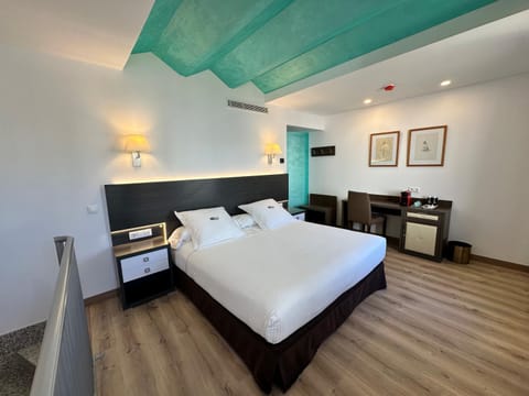 Bed, Photo of the whole room