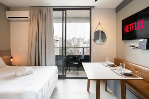 Bed, TV and multimedia, Balcony/Terrace, Photo of the whole room, Dining area, Bedroom, air conditioner