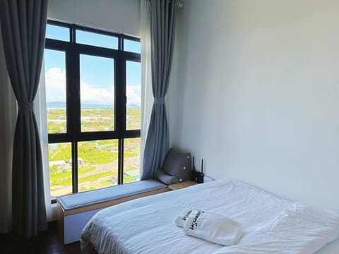 Bed, Bedroom, City view, Mountain view, towels