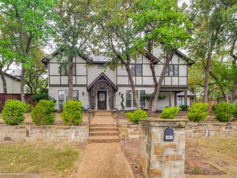 Trophy Haven Retreat With Pool House in Southlake