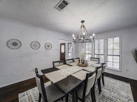 Trophy Haven Retreat With Pool House in Southlake