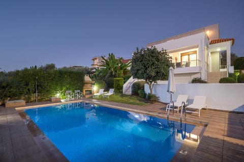 Property building, Pool view, Swimming pool, sunbed