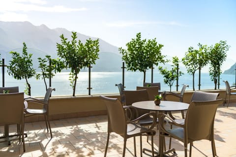 Natural landscape, View (from property/room), Balcony/Terrace, Dining area, Lake view