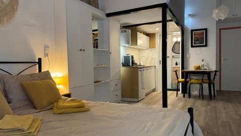 Kitchen or kitchenette, Dining area, Bedroom