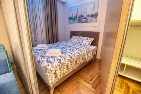 Bed, Bedroom, towels