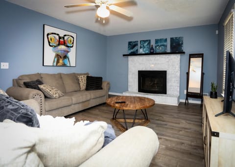 Communal lounge/ TV room, TV and multimedia, Living room, Seating area, Evening entertainment, fireplace, flat iron