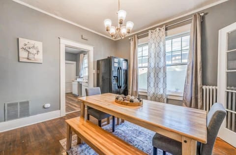 10 Min to U of Memphis-Rozelle Retreat Right Unit House in Memphis