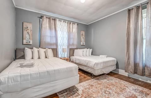 10 Min to U of Memphis-Rozelle Retreat Right Unit House in Memphis