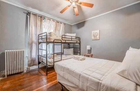 10 Min to U of Memphis-Rozelle Retreat Right Unit House in Memphis