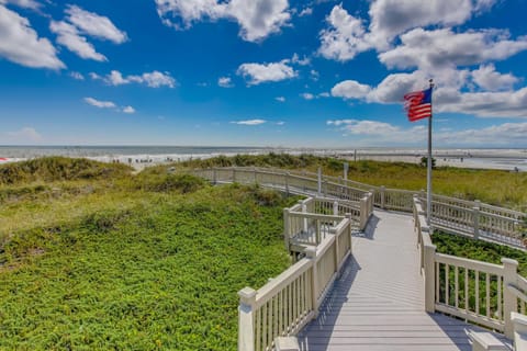 Walk to Beach and Barefoot Landing Resort Condo! Apartment in Briarcliffe Acres