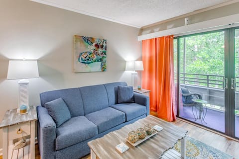 Walk to Beach and Barefoot Landing Resort Condo! Apartment in Briarcliffe Acres