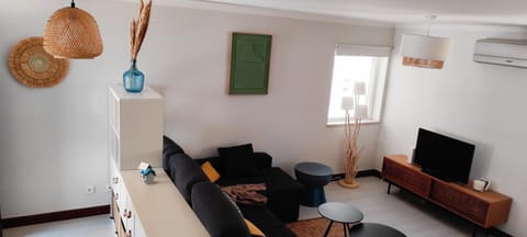 Communal lounge/ TV room, TV and multimedia, Living room, Seating area, air conditioner