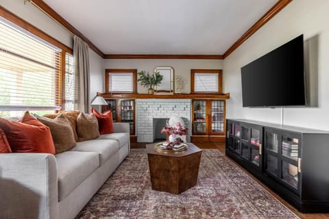 Communal lounge/ TV room, TV and multimedia, Living room, Seating area, Evening entertainment