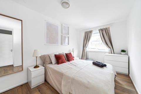 Bed, Photo of the whole room, towels
