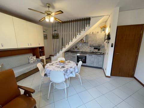 Kitchen or kitchenette, Living room, Seating area, Dining area, minibar, pet friendly, stove