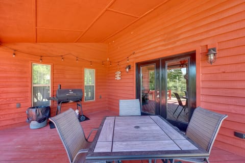 Riverfront Arkansas Abode - Furnished Deck and Grill House in Arkansas