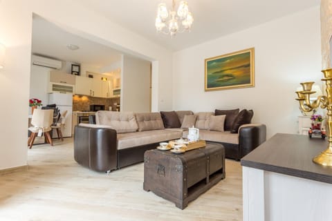 Kitchen or kitchenette, Living room, Seating area