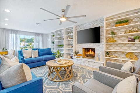 TV and multimedia, Living room, Seating area, fireplace