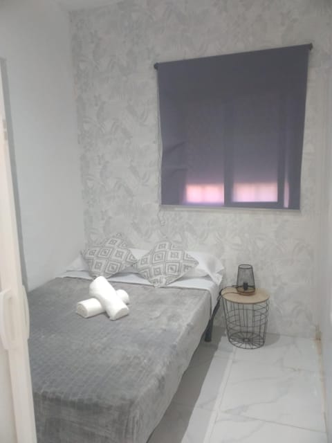 precioso apartamento moderno cerca del carrefour rosaleda Apartment in Malaga