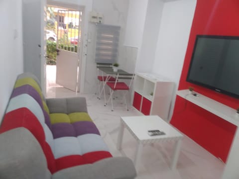 precioso apartamento moderno cerca del carrefour rosaleda Apartment in Malaga