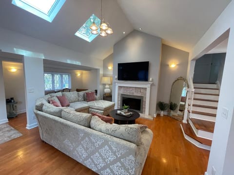 TV and multimedia, Seating area, Evening entertainment, flat iron