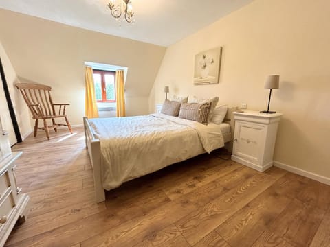 Daisy Cottage with seasonal Swimming Pool House in Brittany