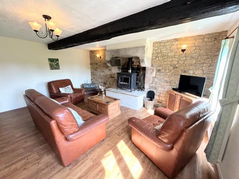 Daisy Cottage with seasonal Swimming Pool House in Brittany