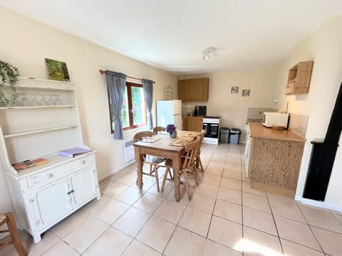 Daisy Cottage with seasonal Swimming Pool House in Brittany