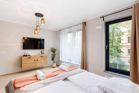 Bed, TV and multimedia, Photo of the whole room, Bedroom, towels