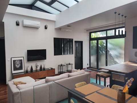 Communal lounge/ TV room, TV and multimedia, Living room, Seating area, Dining area, air conditioner