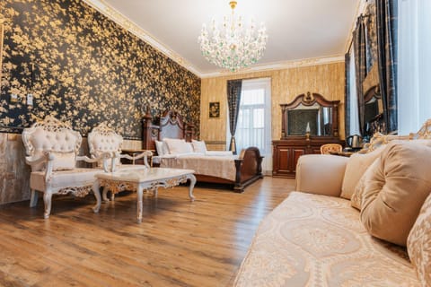 Bed, TV and multimedia, Living room, Photo of the whole room, Seating area, Bedroom