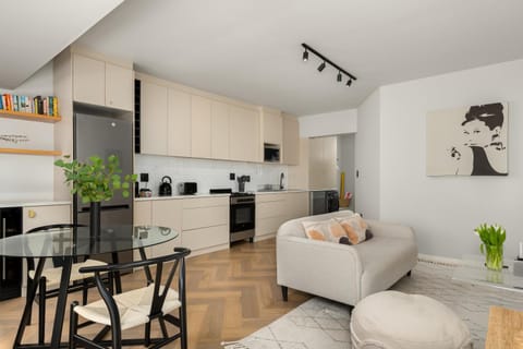 Coffee/tea facilities, Kitchen or kitchenette, Living room, Seating area, Dining area, Food, Food, Guests, Guests, group of guests, group of guests, kitchen