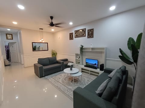 TV and multimedia, Living room, Seating area, fireplace