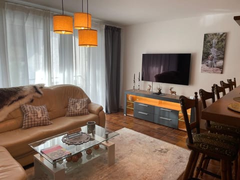 TV and multimedia, Living room, Seating area, Evening entertainment