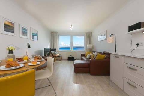 Property building, Kitchen or kitchenette, Living room, Seating area, Dining area