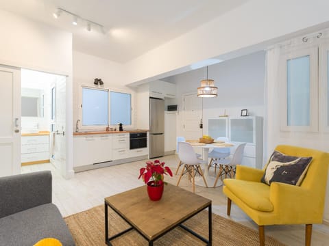 Kitchen or kitchenette, Living room, Seating area, Dining area, oven, kitchen
