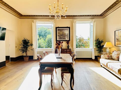 TV and multimedia, Living room, Seating area, Dining area