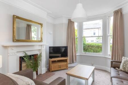 Communal lounge/ TV room, TV and multimedia, Living room, Seating area, Evening entertainment