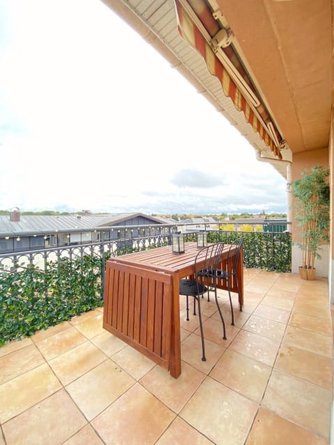 View (from property/room), Balcony/Terrace, Dining area